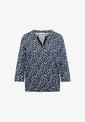 Laivastonsininen pusero, jossa valkoinen ja vaaleansininen abstrakti kuvio, kolme neljäsosaa hihat ja V-kaula-aukko mustavalkoisella reunuksella.