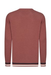 Suéter de punto en color óxido con patrón texturizado, cuello redondo y mangas largas. Presenta puños a rayas en azul marino, blanco y rojo en el dobladillo.