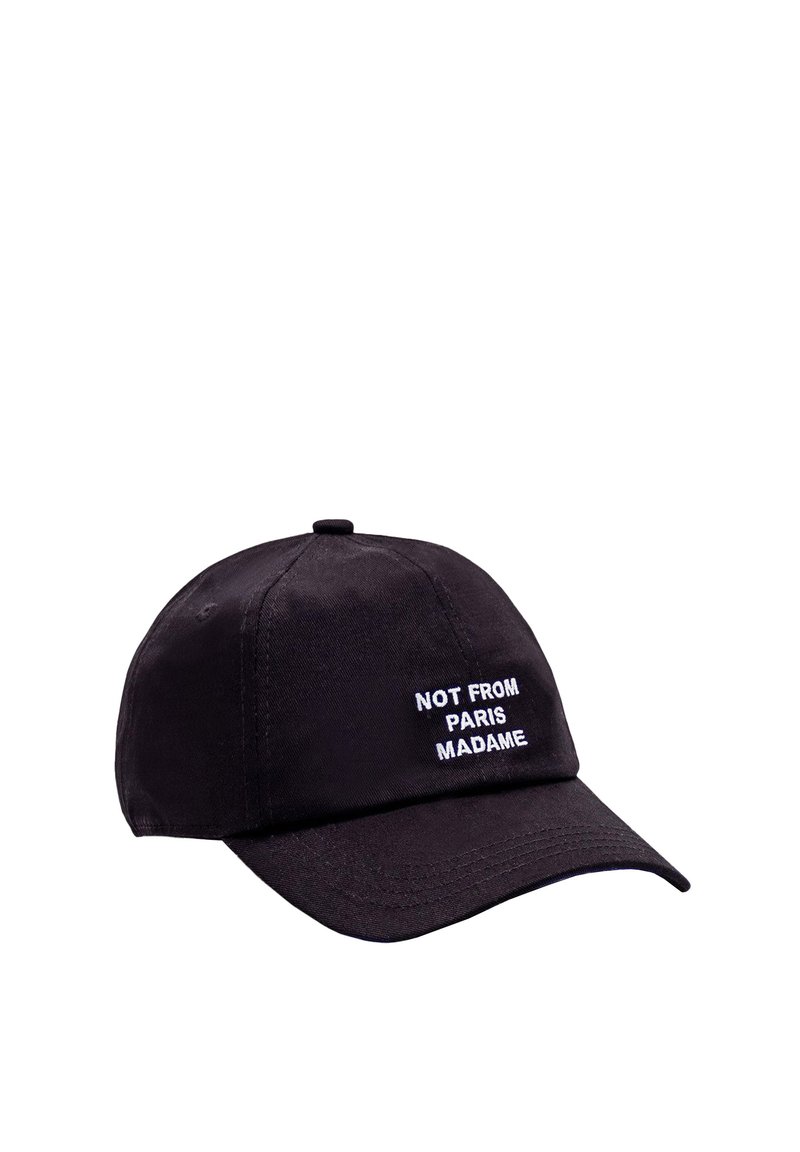 Cappellino da baseball nero in cotone, con scritta bianca ricamata "NON DA PARIGI SIGNORA" sul fronte. Visiera curva, cinturino regolabile.