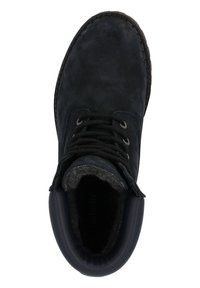 Stivale ankle in suede nero con punta rotonda, lacci frontali e morbido rivestimento interno. Presenta una suola in gomma spessa con bordo cucito.