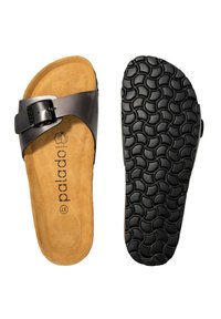 Svart slip-on sandal med en strukturerad gummisula och en formad brun fotbädd, med en spänne för justering.
