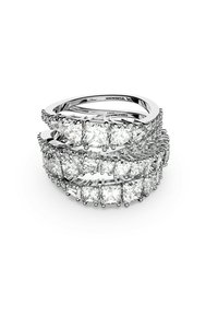 Drei elegante gestapelte Ringe mit funkelnden, klaren Edelsteinen, die in poliertem Silber gefasst sind. Das Design zeigt einen anspruchsvollen, modernen Stil.