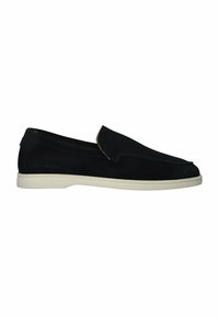 Mocassin noir à enfiler avec semelle blanche, talon bas et bout arrondi, présenté en profil latéral sur fond blanc.