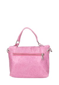 Borsa sintetica rosa con una finitura testurizzata, manico superiore, tasca con cerniera e dettagli in hardware argentato. Forma rettangolare compatta.