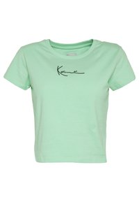 Camiseta corta de manga corta en verde menta con cuello redondo y detalle en texto cursivo negro en el pecho.