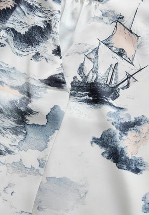 Sejlskib med fulde sejl på oprørt hav med skyer, trykt på let stof med syningsdetaljer.