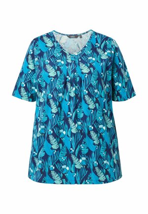 Niebieska koszulka z krótkim rękawem i dekoltem w serek, z tropikalnym nadrukiem na całej powierzchni, przedstawiającym turkusowe i jasnozielone liście oraz tukany.