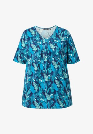 Sininen V-kaula-aukkoinen lyhythihainen paita, jossa on trooppinen kokonaiskuosi turkooseine ja vaaleanvihreine lehtineen sekä tukaanien kuvia.