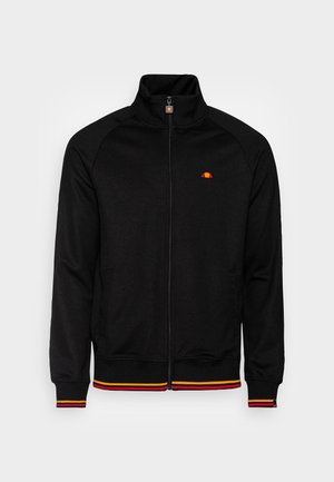 Schwarze Reißverschlussjacke mit hohem Kragen, kleinem orange-rotem Logo auf der Brust und orange-rotem Streifenbesatz an Ärmelbündchen und Saum.