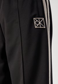 Calvin Klein STRIPE - Trainingsbroek - black