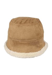 Een tan kleurige bucket hat gemaakt van zacht suede materiaal met een fluffy roomkleurige fleece rand. Het ontwerp heeft een ronde bovenkant en gestikte accenten.