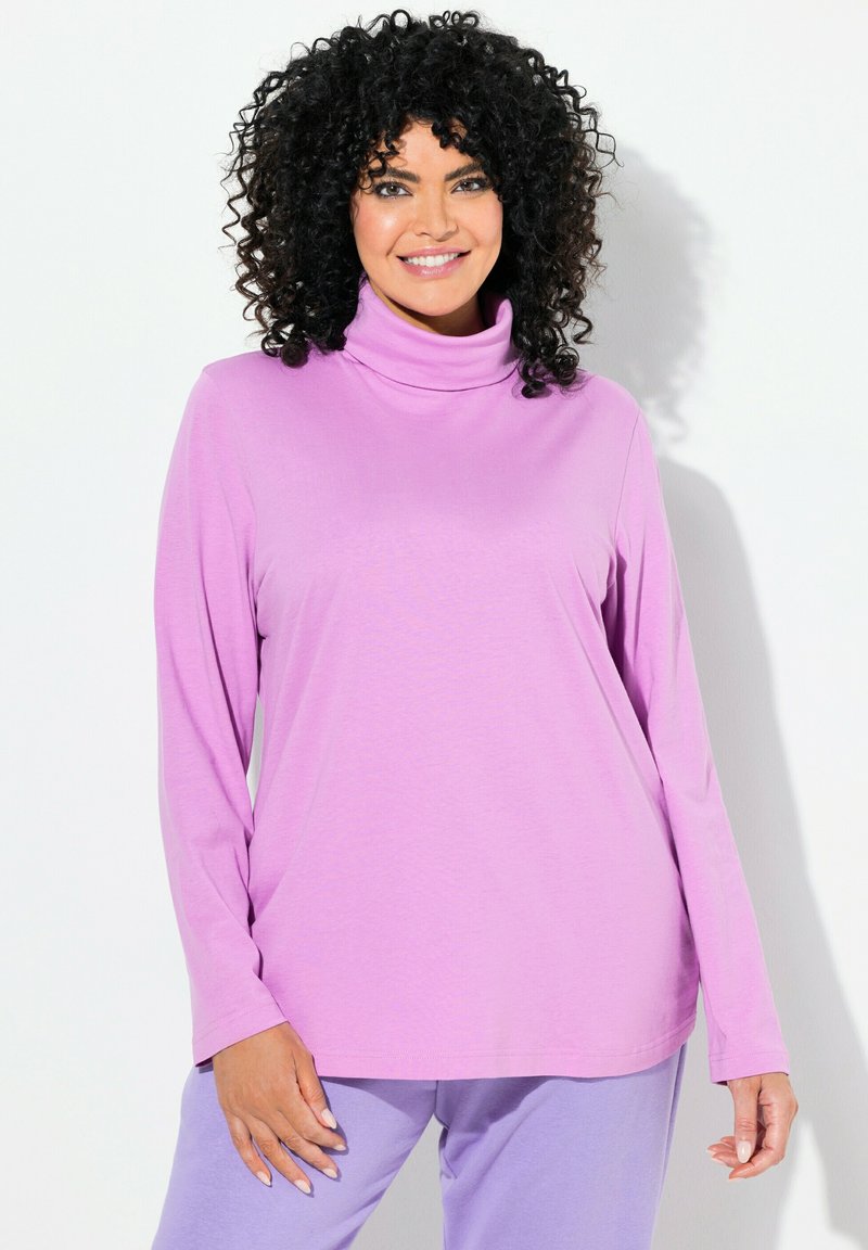 Maglia a maniche lunghe con collo alto di colore lilla chiaro, realizzata in tessuto morbido con una vestibilità comoda e un design semplice. Nessun motivo o decorazione presente.