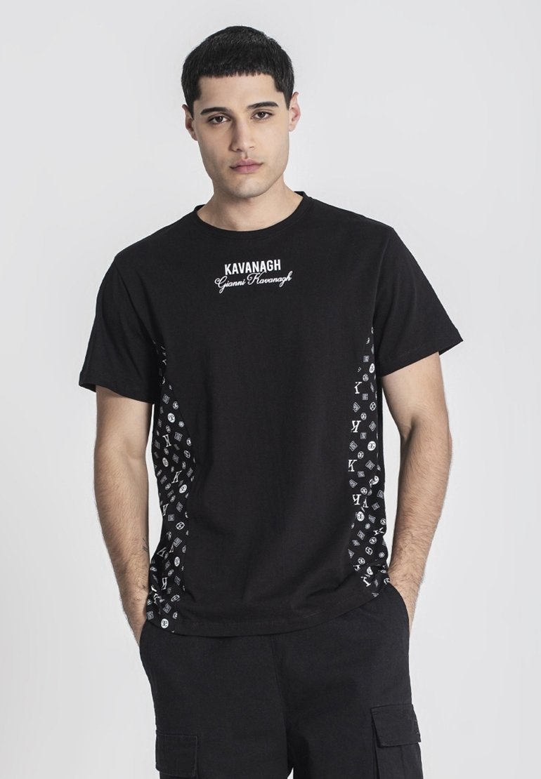 Mustapaita, jossa edessä valkoinen logo printti ja sivuilla erilaisia logoja sisältävä kuviollinen kangas. Pyöreä pääntie, lyhyet hihat, puuvillakangasta.