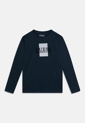 Marineblaues Langarmshirt mit Rundhalsausschnitt und dem Aufdruck "GUESS Established in 1981" in Schwarz und Grau auf der Brust.