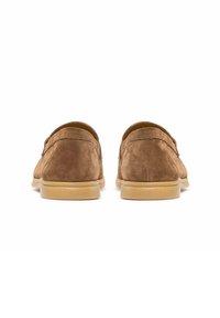 Braune Wildlederloafers mit glatter Textur, abgerundeter Form und leichter Gummisohle. Verfügt über ein einfaches Design mit niedrigem Profil.