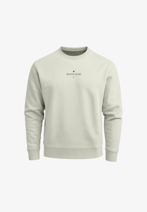 Hellgrauer Pullover mit rundem Ausschnitt, langen Ärmeln und gerippten Bündchen. Verfügt über ein kleines gedrucktes Logo auf der Vorderseite. Weiche Textur.