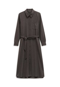 Langes Hemdkleid aus dunkelbraunem Stoff. Verfügt über einen Kragen, lange Ärmel, eine Brusttasche und einen gebundenen Gürtel in der Taille. Sanfte Textur.