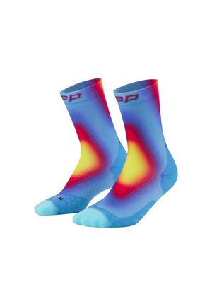 Paar wadenlange Sportsocken in Blau mit rot-gelben Farbverläufen im Heatmap-Stil und hellblauen Zehen und Fersen.