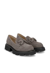 Grijze suede loafers met een stevige zwarte rubberen zool, met een ronde neus en een decoratieve gespdetail op de bovenkant.