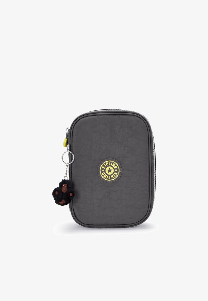 Grå tygväska med dragkedja och en cirkulär logotyp. Har en texturerad yta och en svart apa nyckelring som tillbehör.