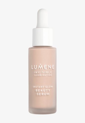 Flacon de sérum de beauté Lumene Invisible Illumination Instant Glow avec une finition en verre dépoli et un bouchon compte-gouttes blanc.