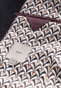 Regular Fit Anzugfutter mit geometrischem Fächermuster in Braun, Schwarz und Weiß, mit Next Markenlabel und Größentag 40R.