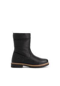 Botte en cuir noire mi-mollet avec semelle cousue beige et semelle en caoutchouc noir, dotée d'un bout rond et d'un logo en relief près du talon.
