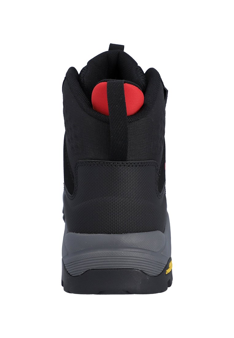 Zapato de senderismo negro con cuello acolchado, acentos rojos, parte superior texturizada, talón reforzado y suela de goma gris con elementos de tracción amarillos.