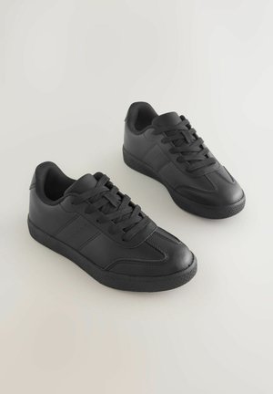 Svarta sneakers gjorda av slätt syntetmaterial, med rund tå, snörning och texturerad gummiyttersula med minimal detaljering.