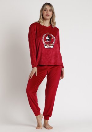 Conjunto de pijama rojo que incluye una camiseta de manga larga con lunares y un diseño bordado de Mickey Mouse, acompañado de pantalones ajustados rojos sólidos.