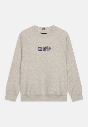 Grå bomuldssweatshirt med ribkanter ved ærmerne, rund halsudskæring og broderet logo "HILFIGER NEW YORK CITY 1985" i blå og rød.