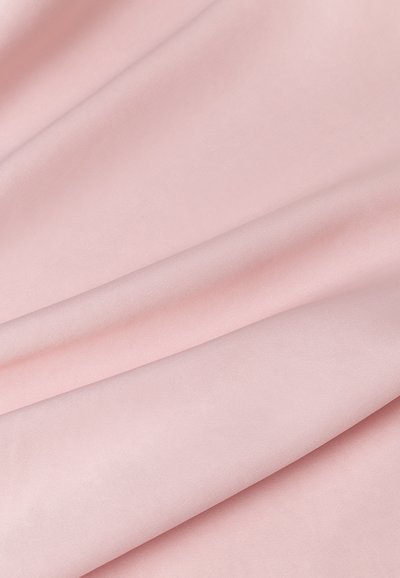 Myk rosa stoff med en glatt tekstur, preget av subtile draperinger og et lett vev. Ingen distinkte mønstre eller accenter synlige.