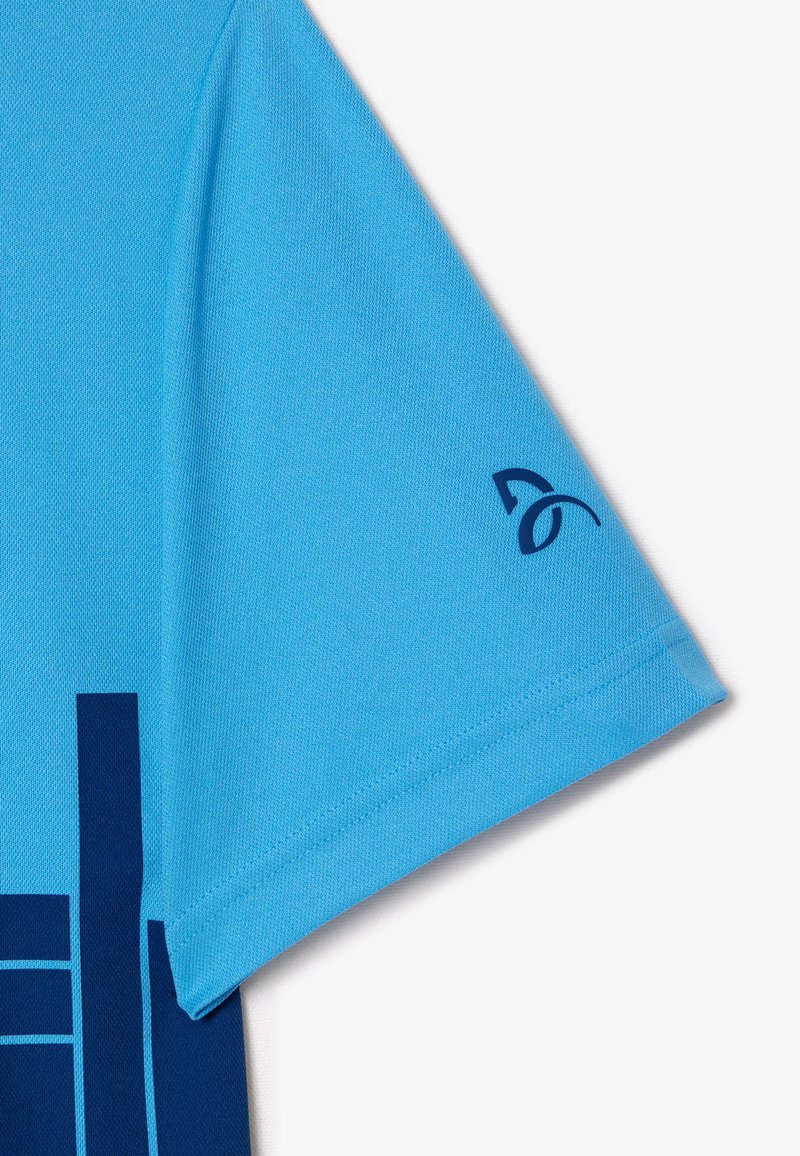 T-shirt de sport à manches courtes en tissu bleu clair avec un design graphique et un logo navy sur l'épaule gauche. Texture lisse, matériau qui évacue l'humidité.