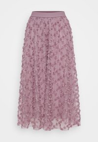 Lång lavendelkjol i genomskinligt tyg, med texturerade rosapplikationer över hela och ett brett elastiskt midjeband.