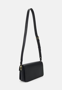 Μαύρη δερμάτινη τσάντα χιαστί με ορθογώνιο σχήμα, επίπεδη επιφάνεια, ρυθμιζόμενο λουρί και ατσάλινα στοιχεία σε χρυσή απόχρωση.