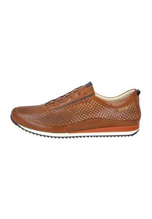 Zapatilla de cuero marrón con diseño perforado, puntera redondeada y suela blanca y naranja en contraste. Cuenta con un interior acolchado y cordones elásticos.