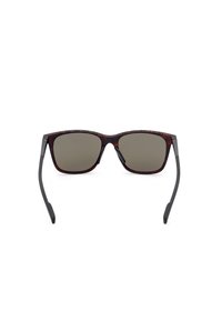 Hnědé sluneční brýle s želvovinovým vzorem a šedými skly, obdélníkový tvar, kovové detaily na stranách a matné černé koncovky nožiček.