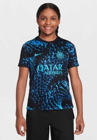 Czarna koszulka z krótkim rękawem z niebieskim wzorem wężowej skóry, logo Nike oraz brandingiem Qatar Airways z przodu. Smukły, sportowy krój.