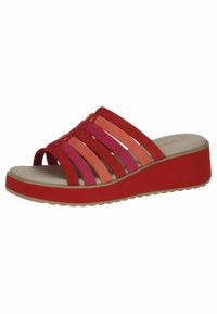 Sarkans platform sandal, kas izgatavots no daudzkrāsaina zamšādas, kurā nokrāsas ir sarkanas un rozā. Ar apaļu nagu un strukturētu zoli.