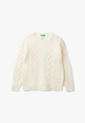 Cremefarvet kabelstrikket langærmet sweater med rund halsudskæring og ribstrikkede manchetter og kant, vist fladt på hvid baggrund.