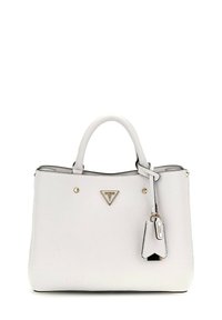 Borsa a mano in pelle bianca con un design strutturato, accenti in hardware dorato, un piccolo charm e una placca con logo sulla parte anteriore.