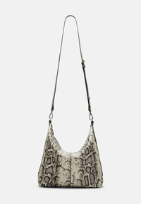 Sac à épaule à motif cuir de serpent en gris et noir avec une texture en cuir lisse, doté d'une longue sangle réglable et d'une silhouette courbée.