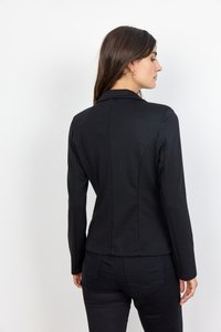 Schwarzes tailliertes Blazerjackett mit langen Ärmeln und Reverskragen. Glatte Textur und strukturierte Nähte, endet auf Taschenhöhe. Keine sichtbaren Verschlüsse.