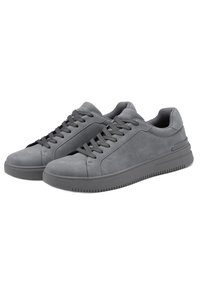 Zapatillas de ante gris con una textura suave, diseño de cordones y una suela de goma gruesa, con sutiles acentos en los laterales.