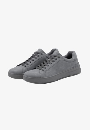 Szare zamszowe sneakersy o gładkiej fakturze, z sznurowanym wzorem i grubą gumową podeszwą, z delikatnymi akcentami po bokach.