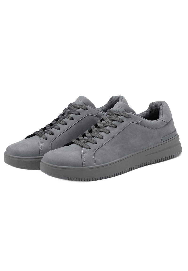 Zapatillas de ante gris con una textura suave, diseño de cordones y una suela de goma gruesa, con sutiles acentos en los laterales.
