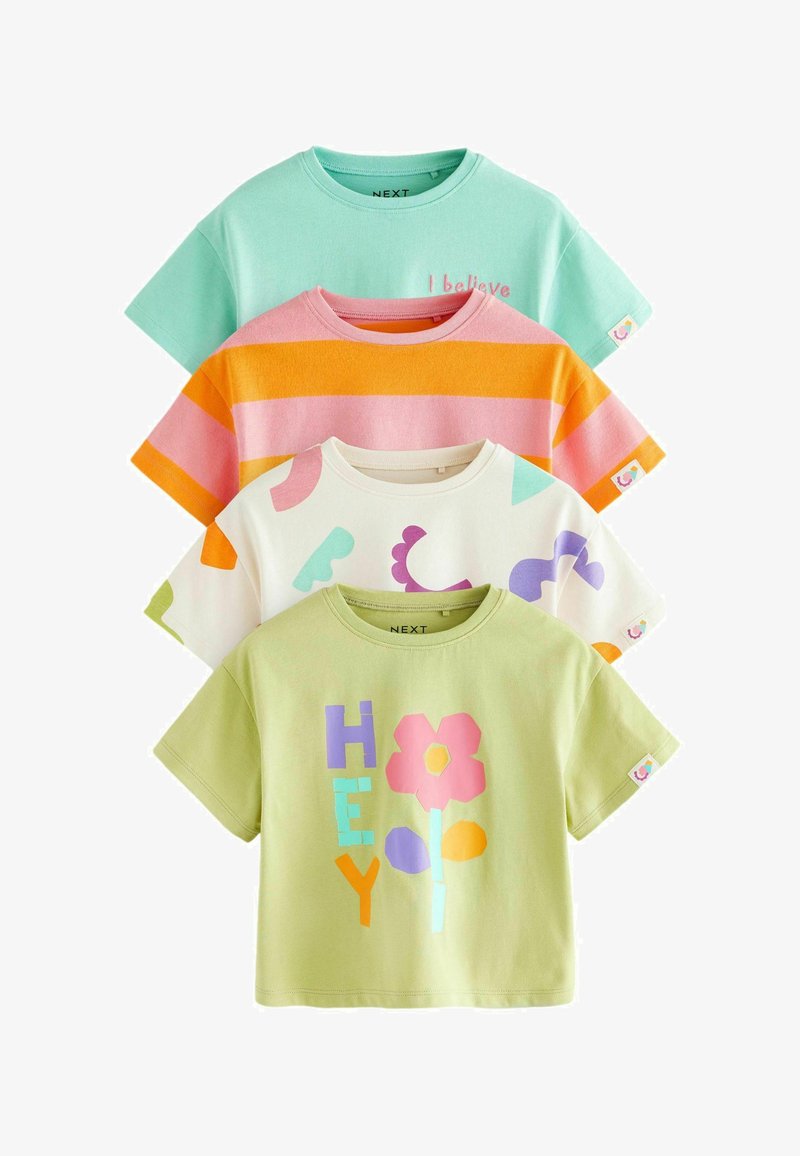 Neli lühikese varrukaga T-särki erinevates värvides: piparmündiroheline, roosade triipudega, valge mustritega ja helesinine värvilise teksti ja lillekujundiga.