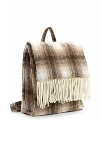 Hnědý a béžový kostkovaný látkový batoh s krémově zbarveným třásním na klopě a malým stříbrným logem vpředu.