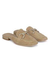 Mule in suede beige con tacco basso, caratterizzati da una fibbia decorativa in strass e cuciture tonali per un tocco di eleganza.