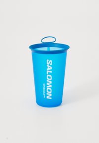 Plavi silikonski čaša sa širokim otvorom, ravnim dnom i ručkom u obliku petlje na vrhu. Sadrži bijeli 'SALOMON' logo i tekst 'SPEEDCUP™'.